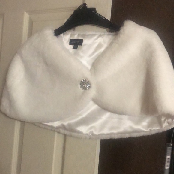 Faux fur cape - Picture 7 of 8